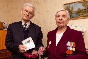 Ветеранам Станкомаша вручают медали в честь 75-летия Победы