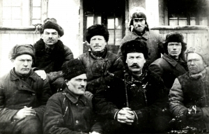 Бригада плотников первостроителей прибыли из Вятки в 1931 году бригадир Емельян Семенович Симаев