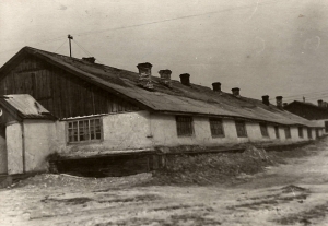 Жилые бараки для эвакуированных из г.Донецка. Постройки 1932 года. Жилая площадь 305 м2, число проживающих 74 человека