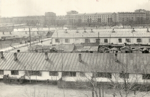 Бараки просуществовали до 70-х годов Вид с бараков на многоэтажные дома КБС (ул.Строителей)